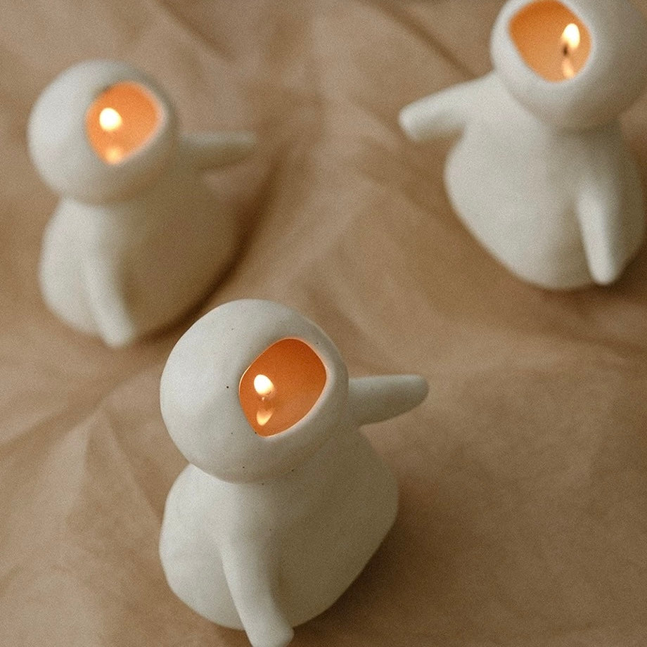 Creative minimalist flavorless candle with a sleek design, ideal for modern home decor and scent-free environments.